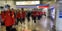 晚上19点！中国男足共108人安全抵达阿联酋，网友